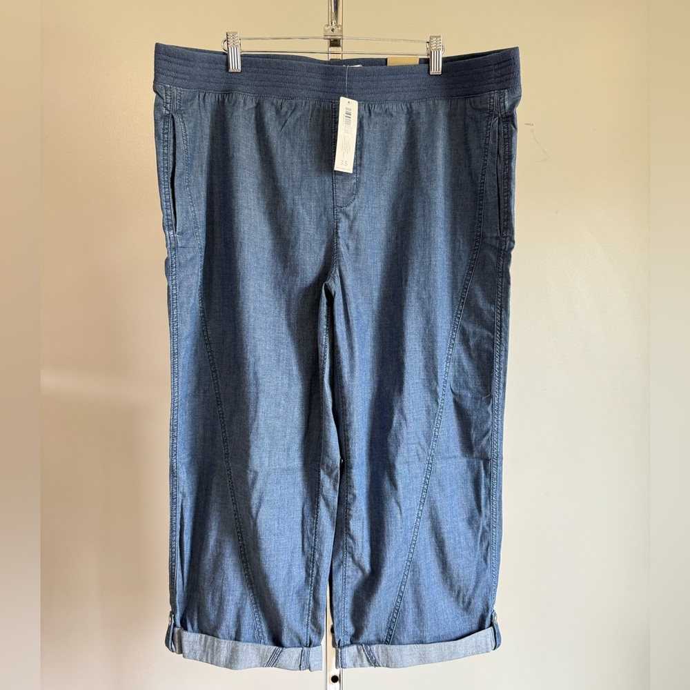 Chico’. NWT Fatigue Rolled Crop Capri Pants Eased through hip & thigh.
SIZE:3.5R